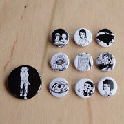 缶バッジのサイズは、左の「ねじ式/少年」のみ57mm。ほかは32mmになっている。