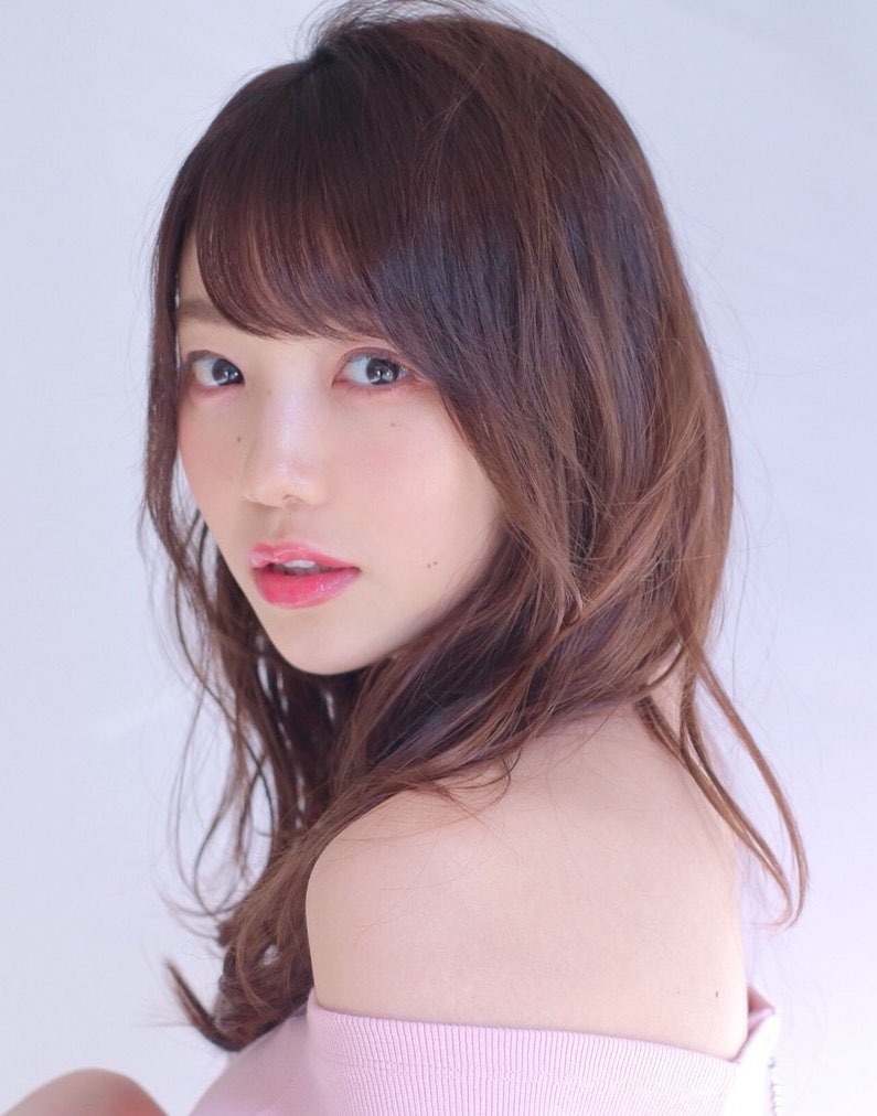神楽坂明日菜役の松岡里英。