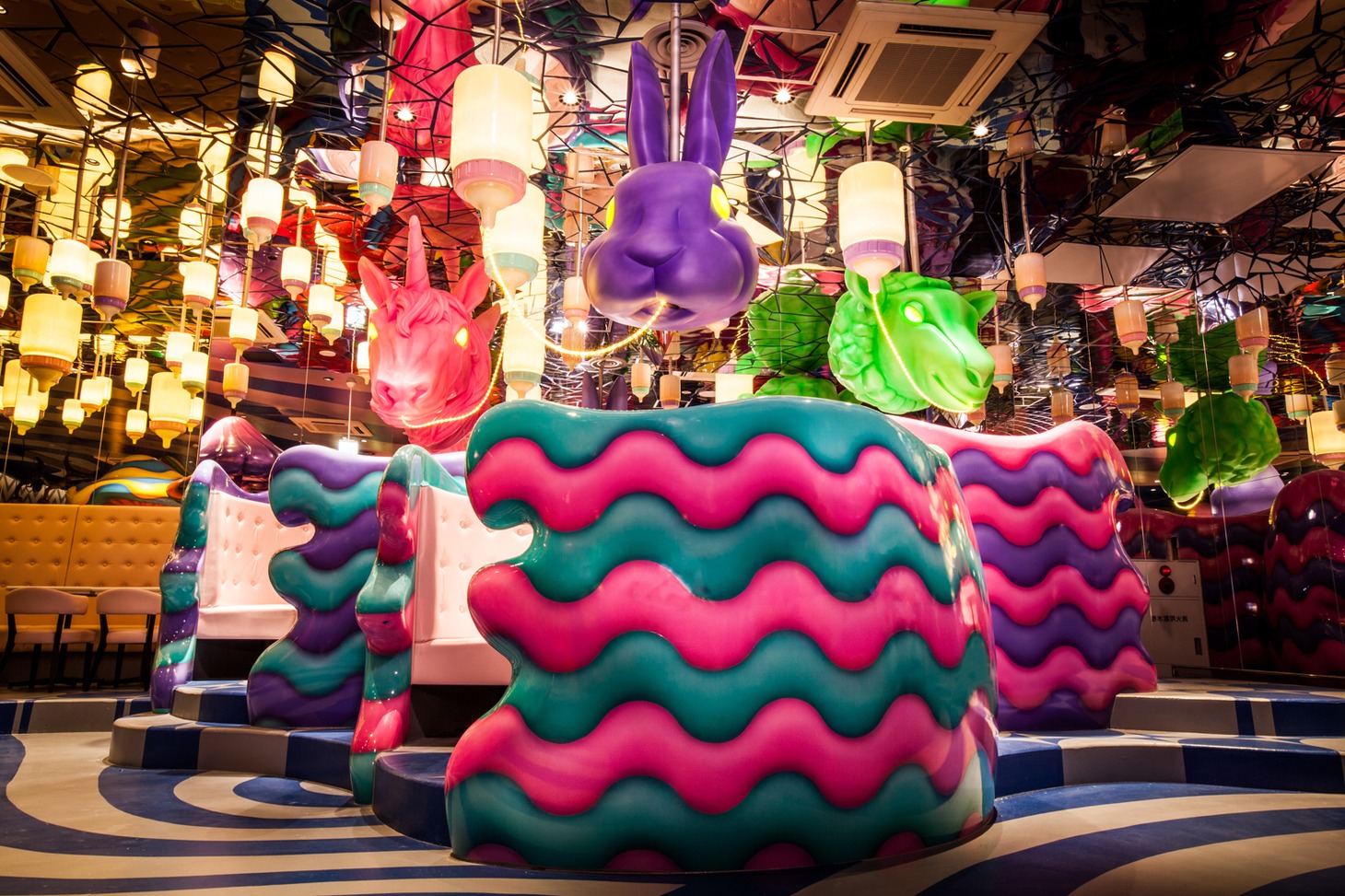 KAWAII MONSTER CAFE HARAJUKUの店内。
