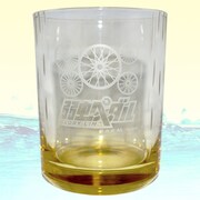 総北高校をモチーフにした江戸硝子のグラス。