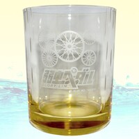 総北高校をモチーフにした江戸硝子のグラス。