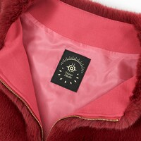 赤のランサーモデルのアウター。