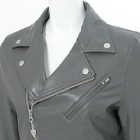 黒のセイバーモデルのアウター。