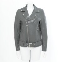 黒のセイバーモデルのアウター。