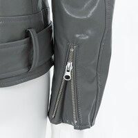 黒のセイバーモデルのアウター。