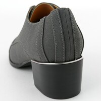 赤のライダーモデルのシューズ。