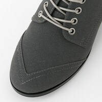 赤のライダーモデルのシューズ。