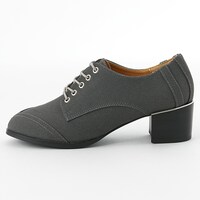 赤のライダーモデルのシューズ。