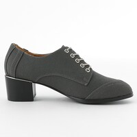 赤のライダーモデルのシューズ。