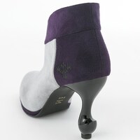 ルーラーモデルのシューズ。