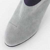 ルーラーモデルのシューズ。