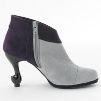 ルーラーモデルのシューズ。