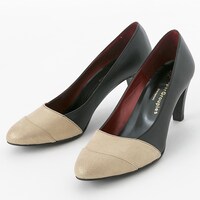 赤のランサーモデルのシューズ。