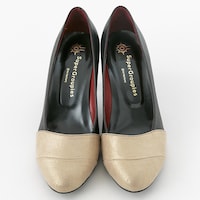 赤のランサーモデルのシューズ。