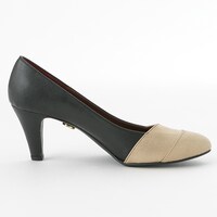 赤のランサーモデルのシューズ。