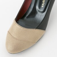 赤のランサーモデルのシューズ。