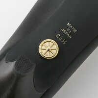 赤のランサーモデルのシューズ。