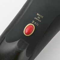 赤のランサーモデルのシューズ。