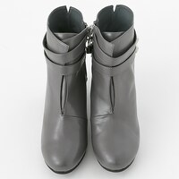 黒のセイバーモデルのシューズ。