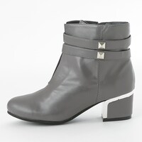 黒のセイバーモデルのシューズ。