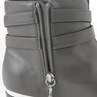 黒のセイバーモデルのシューズ。