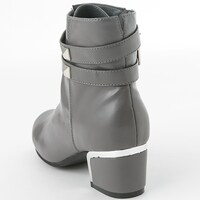 黒のセイバーモデルのシューズ。