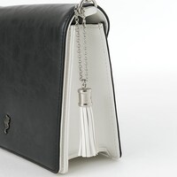 シロウ・コトミネモデルのバッグ。