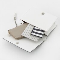 シロウ・コトミネモデルのバッグ。