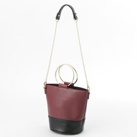 赤のランサーモデルのバッグ。