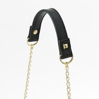 赤のランサーモデルのバッグ。