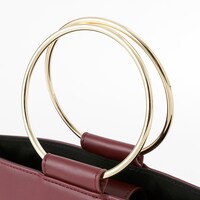 赤のランサーモデルのバッグ。