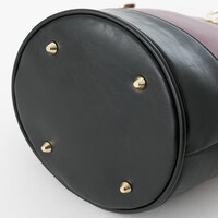 赤のランサーモデルのバッグ。