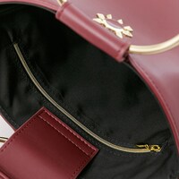 赤のランサーモデルのバッグ。