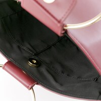 赤のランサーモデルのバッグ。