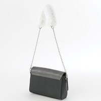 黒のセイバーモデルのバッグ。