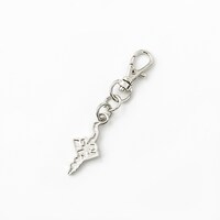 黒のセイバーモデルのバッグ。