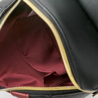 黒のライダーモデルのバッグ。