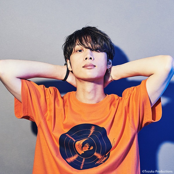 「ブラック・ジャック」をモチーフにしたTシャツの着用例。モデルは牧達弥（go!go!vanillas）。