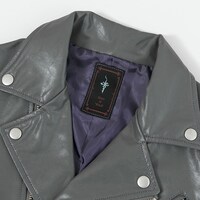 黒のセイバーモデルのアウター。