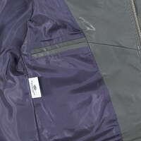 黒のセイバーモデルのアウター。