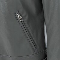 黒のセイバーモデルのアウター。