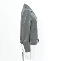 黒のセイバーモデルのアウター。