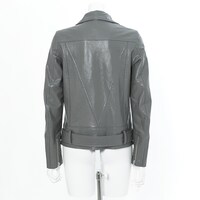 黒のセイバーモデルのアウター。