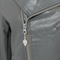 黒のセイバーモデルのアウター。