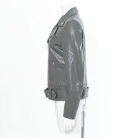 黒のセイバーモデルのアウター。