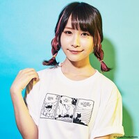 「鉄腕アトム」をモチーフにしたTシャツの着用例。モデルは増井みお（PASSPO☆）。