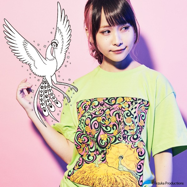 「火の鳥」をモチーフにしたTシャツの着用例。モデルは増井みお（PASSPO☆）。