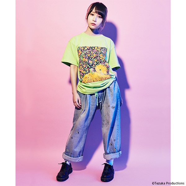 「火の鳥」をモチーフにしたTシャツの着用例。モデルは増井みお（PASSPO☆）。