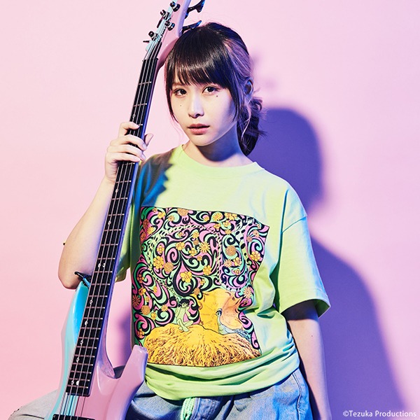 「火の鳥」をモチーフにしたTシャツの着用例。モデルは増井みお（PASSPO☆）。