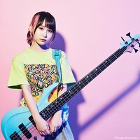 「火の鳥」をモチーフにしたTシャツの着用例。モデルは増井みお（PASSPO☆）。